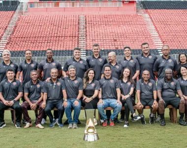 Profissionais do Vitória já posaram com troféu