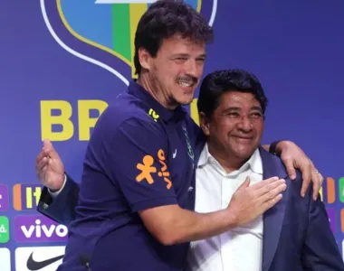 Fernando Diniz e Ednaldo Rodrigues se abraçam