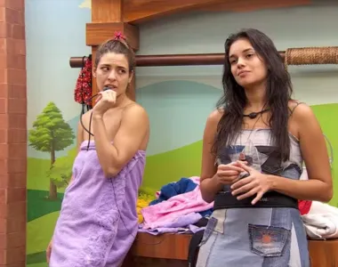 Alane (à direita) contou que já dormiu sem roupa no reality