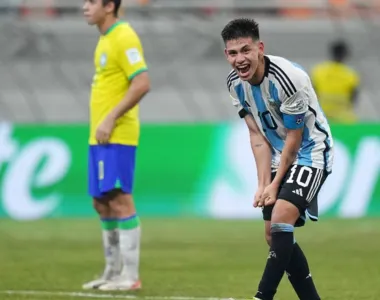 Echeverri marcou todos os gols da Argentina