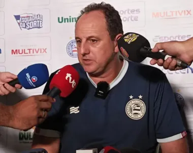 Rogério Ceni concedendo entrevista após o jogo.