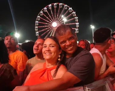 Casal Luciene Rocha e Jucemar Rocha curte, agarradinho, o show de João Gomes