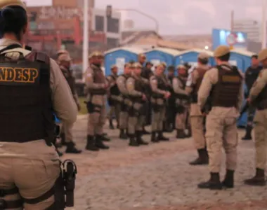 Durante o confronto, um dos disparos chegou a atingir uma janela de um morador