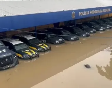 Viaturas da Polícia Militar e da Polícia Rodoviária Federal ficaram alagadas