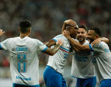 Jogadores do Esquadrão comemoram gol na Arena Fonte Nova