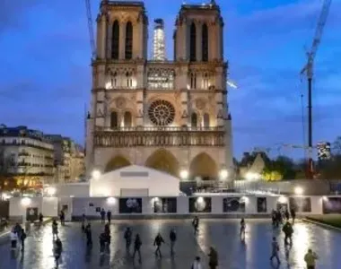 Novo galo de ouro é adicionado ao topo da catedral de Notre Dame, em Paris, em 16 de dezembro, enquanto a reconstrução continua