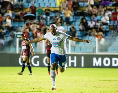 Estupiñán estreou com o pé direito e marcou o primeiro gol tricolor