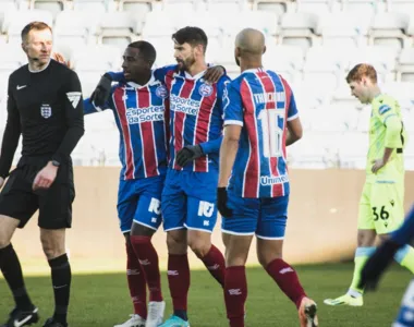 Everaldo marcou dois gols no empate do Bahia contra os ingleses