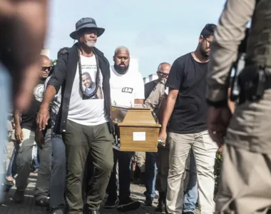 Familiares, amigos e colegas da Polícia Militar prestaram as últimas homenagens no Cemitério Bosque da Paz