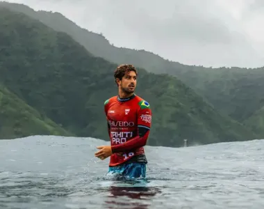 Surfista de 23 anos de idade estava surfando na praia de Pipeline quando caiu de uma onda e perdeu a consciência