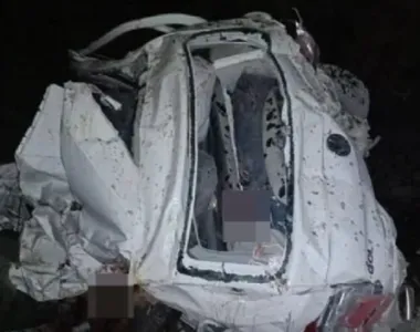 Carro ficou destruído durante a tragédia
