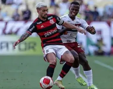 Arrascaeta e Arias disputam bola no clássico entre Flamengo e Fluminense