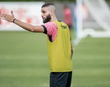 Wagner Leonardo durante treino do Leão