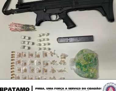 PM apreende submetralhadora e drogas em Sussuarana