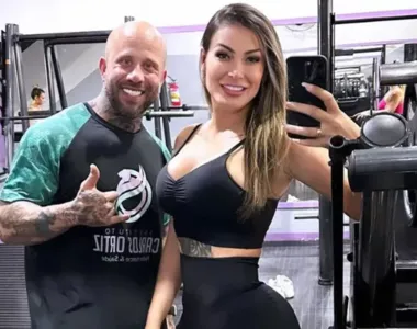 Andressa Urach ao lado do personal