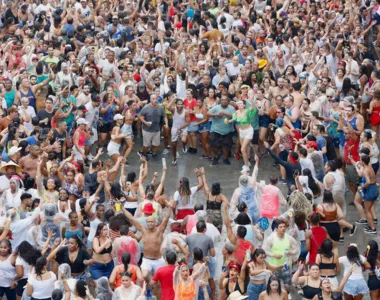 Galera parece curtir mais ainda debaixo do toró