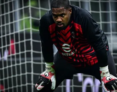 A paralisação durou cinco minutos e o jogo foi reiniciado