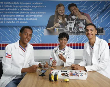 Alunos Hugo (15 anos), Mariana (15) e Diogo (16) do curso Técnico em Manutenção e Suporte de Informática