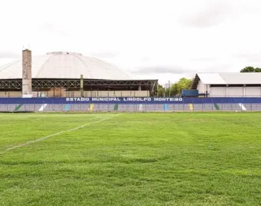 Gramado do Estádio Lindolfo Monteiro