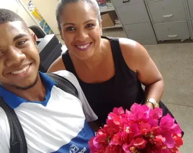 Davi presenteia professora com flores