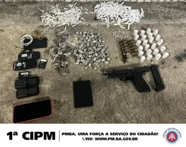 Arma, drogas, munições e celulares foram apreendidas.