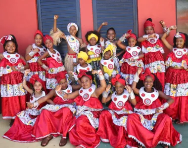 Grupo Malezinho com as candidatas a rainha