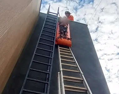 Adolescente desceu em uma maca