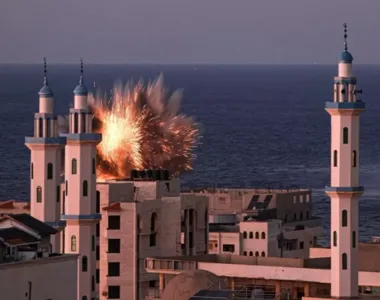 Bola de fogo formada após um ataque aéreo israelense na cidade de Gaza