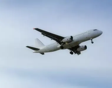 Passageiro teria passado mal, gritado e depois tentado abrir a porta do avião durante o voo