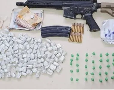 Com o suspeito foram encontrados armamento e entorpecentes