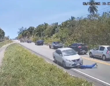 Motociclista é arremessado após colidir com veículo e ser atropelado por outro
