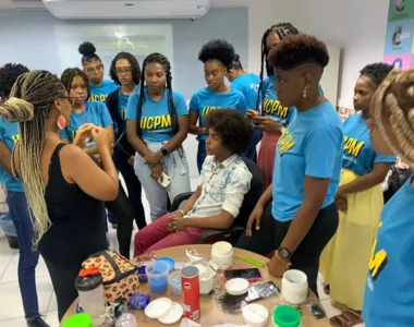 Maquiagem, penteados afro e customização de abadás são opções de curso