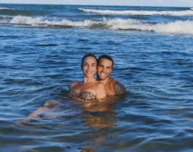 Ivete Sangalo e Daniel Cady curtem mar