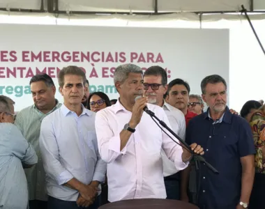 Governador aproveita para beliscar de leve o prefeito de Feira
