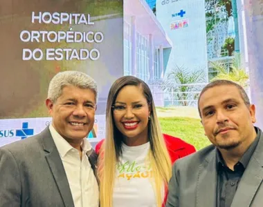 Governador Jerônimo Rodrigues ao lado do Dr. Sandro Suares, presidente da Crefito-7. e da diretora-tesoureira, Dra. Luana Saldanha, também da Crefito-7