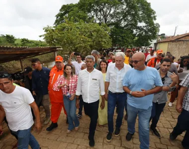 Jerônimo Rodrigues visitou as cidades atingidas pela chuva