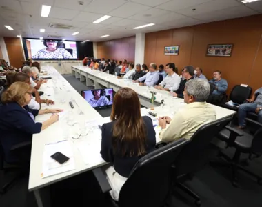 Governador ao lado de prefeitos e autoridades