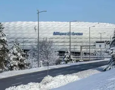 Allianz Arena, estádio do Bayern de Munique, coberta de neve