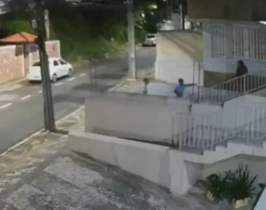Dupla assalta jovens na entrada do prédio no Rio Vermelho