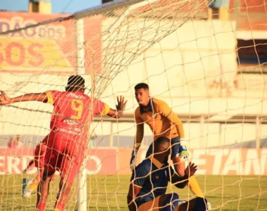 Luis Soares comemora um dos gols da Juazeirense contra o Retrô-PE
