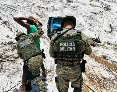 Dupla foi pega no flagra roubando areia em Jauá