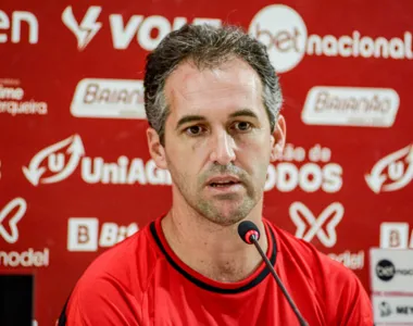 Treinador Léo Condé em entrevista coletiva