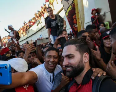 Atacante foi cercado pela torcida rubro-negra no aeroporto