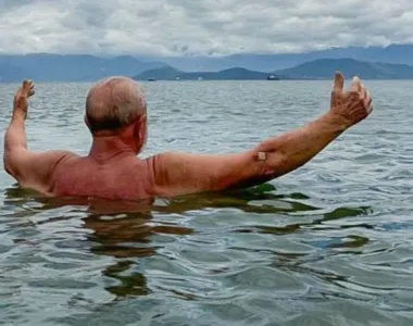 Presidente posta foto de quebradinha no mar