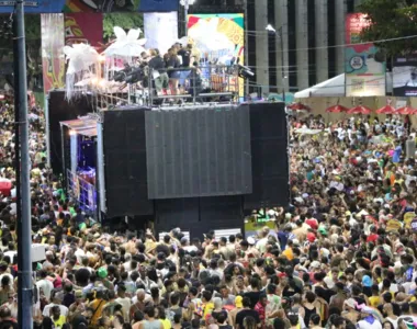 Foliões aproveitando o primeiro dia do Carnaval de Salvador