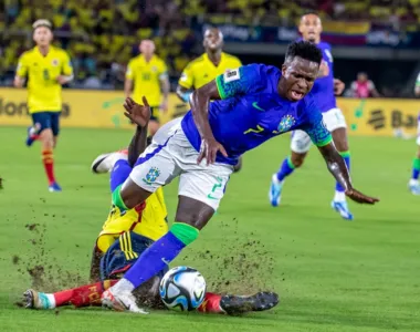 Jogador sentiu a lesão no primeiro tempo contra a Colômbia