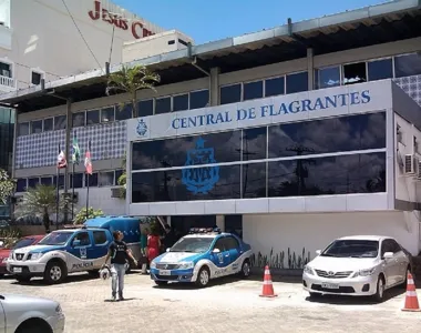 Suspeito foi levado para a central de flagrantes