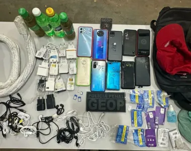 Foram apreendidos divesos itens, como celulares e cachaça