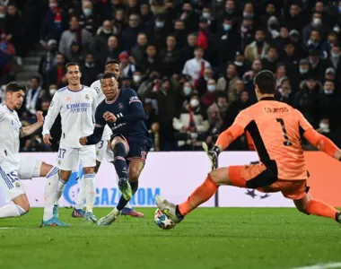 Mbappé marcando gol que deu a vitória para o PSG contra o Real Madrid
