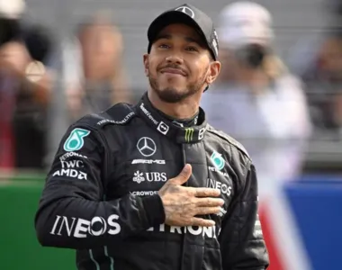 Britânico irá pilotar apenas mais um ano pela Mercedes